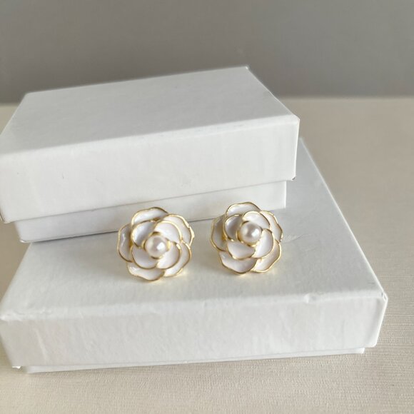 CAMELLIA FLOWER EARRINGS - Picture 5 of 7